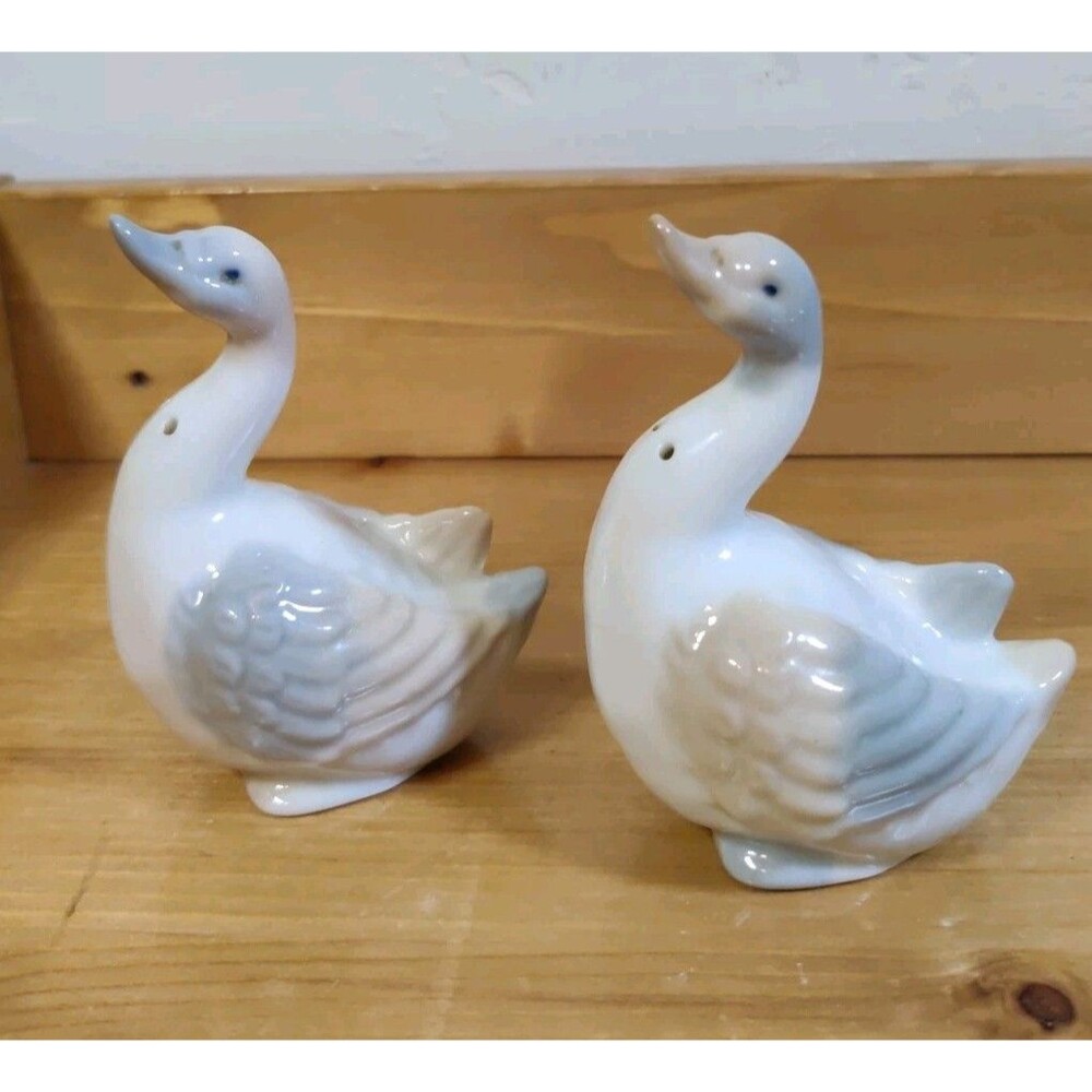 VTG COLLECTIBLE JAPAN Takahashi 4" Salt & Pepper Shakers White Gray Porcelain